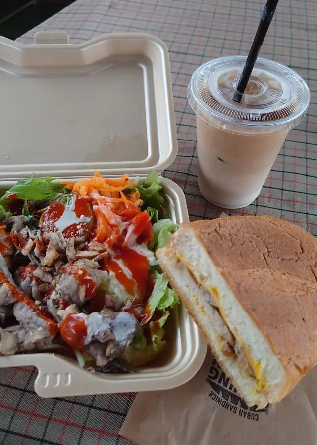 秋彩こみちのキューバサンドとローストチキンのオーバーライスとカフェオレ