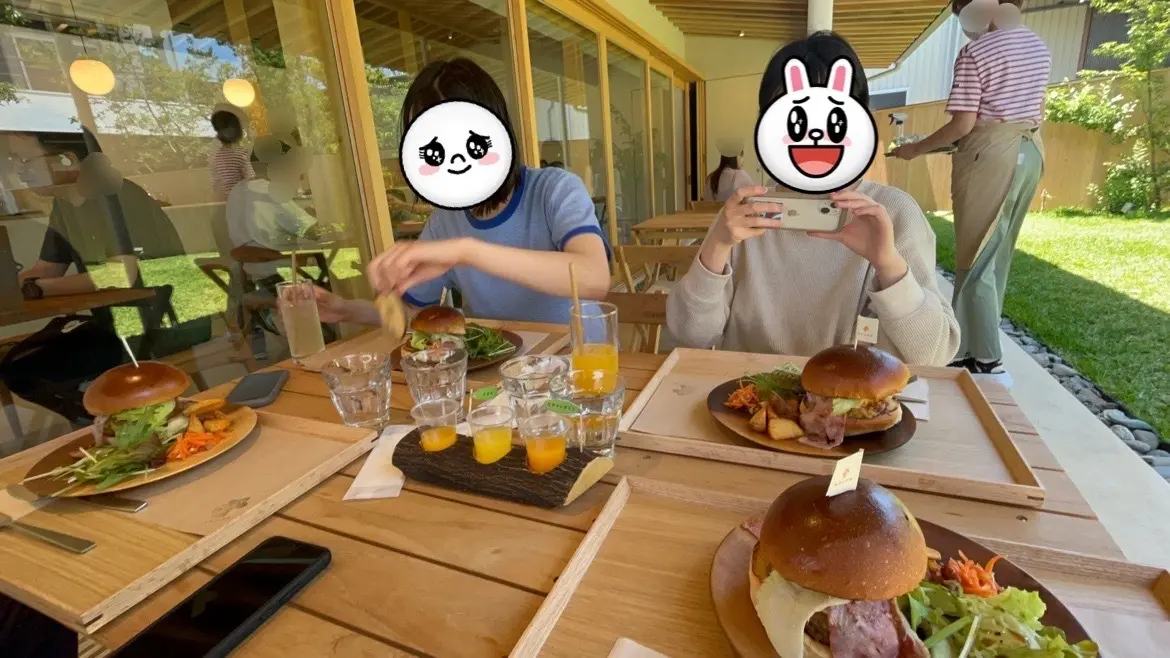 撮影に夢中の娘たち