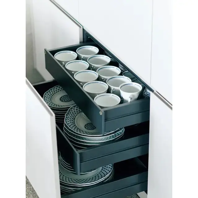 カウンター下のダイニング側にも食器やカトラリーを収納。