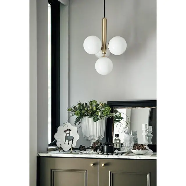 廊下の先には、大理石天板の造作収納