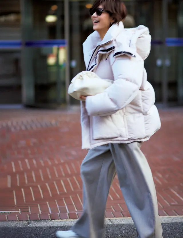 デパリエのパンツを着こなす富岡佳子さん