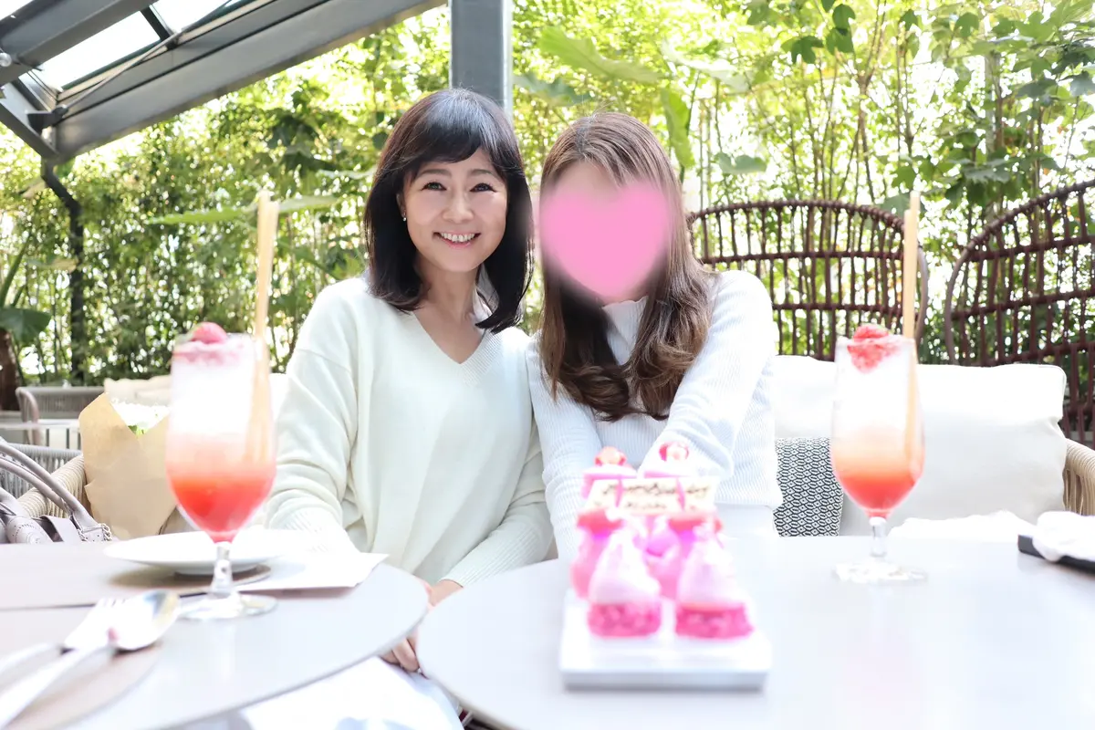 District – Brasserie, Bar, Lounge、キンプトン新宿東京、ディストリクト ブラッスリー・バー・ラウンジ、テラス、テラス席、ソファ、ソファ席、ランチ、アフタヌーンティー、いちごアフタヌーンティー、新宿、ホテル、白、白ニット、カシミヤ、カシミヤ100%、SDGS、ボブ、ミディアムヘア、春服、冬服、ヘアチェンジ、イメチェン、いちご、暖かい、柔らかい、Ｖネック、スタイルアップ、ゆるり感、さりげない、春コーデ、春服コーデ、冬コーデ、春ファッション、テーブル席、キレイめニット、いちご、ピンク、アフタヌーンティー、いちごアフタヌーンティー、ピンクアフタヌーンティー、いちごドリンク、スペシャルドリンク、ランチ、カフェ、可愛い、綺麗、美味しい、幸せ、爽やか、スパークリング、仲良し、母娘、女子会、リンクコーデ、白、白リンクコーデ、ロング、ロングヘア、カール、キレイめヘア、キレイめヘアカラー、可愛い、綺麗め、きれいめ、楽しい、嬉しい、幸せ、爽やか、気持ちいい、気持ちのいい空間、くつろぐ、ゆったり、プライベート感、特別感、貸し切り状態、新鮮、爽やか、穏やかな時間、寛ぐ、くつろぐ空間、くつろぐ席、ゆったり席。