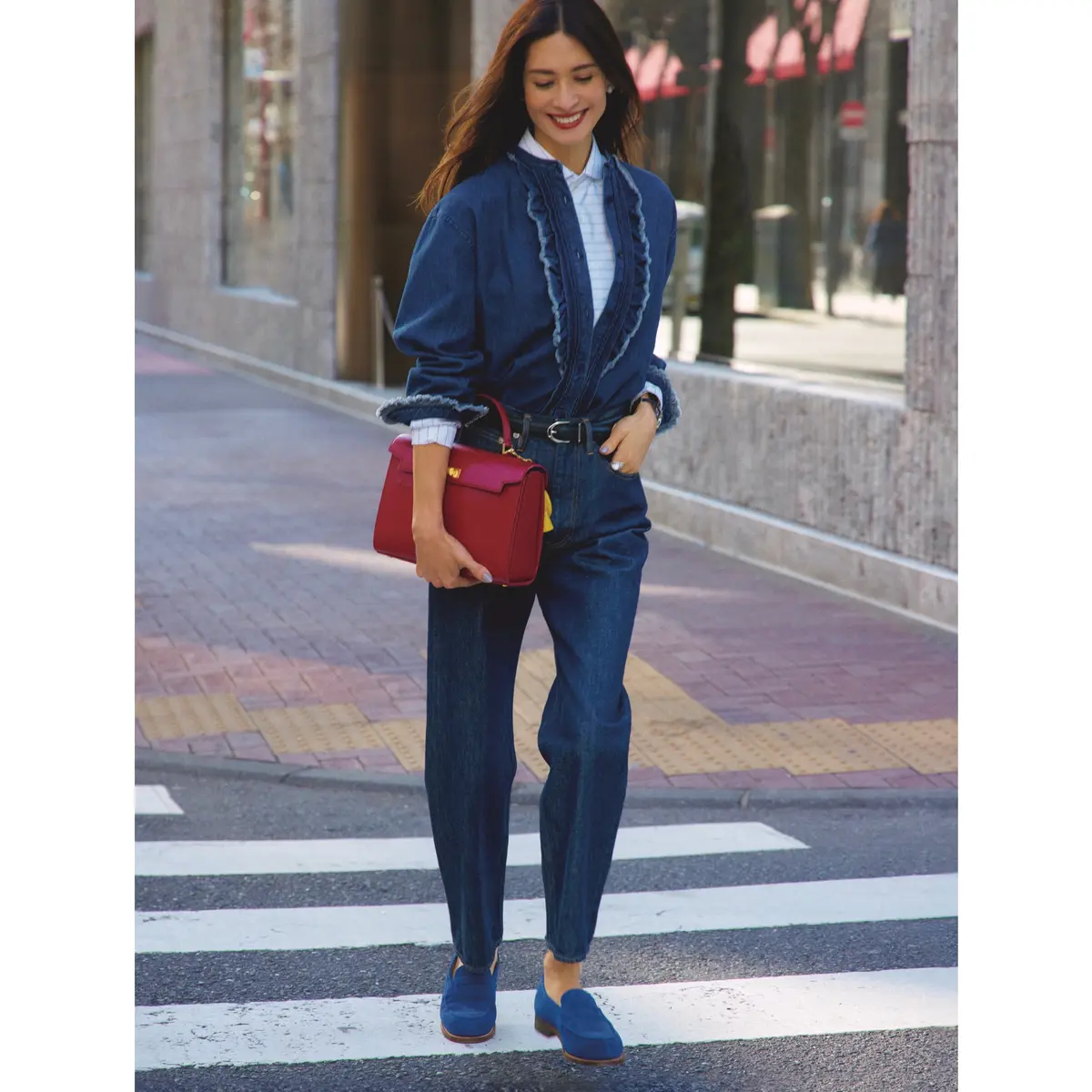 ブルーデニムフリルつきシャツにデニムパンツを合わせたコーディネート　モデル・ブレンダ