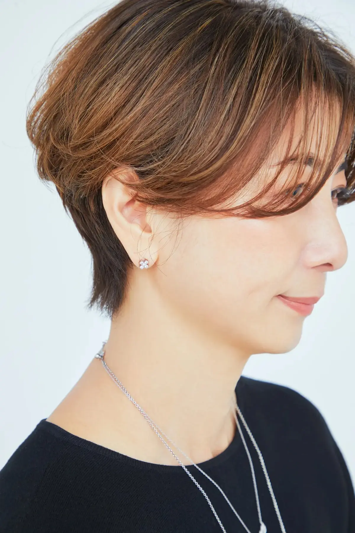 センターパートが新鮮！こなれ感のある大人ショート