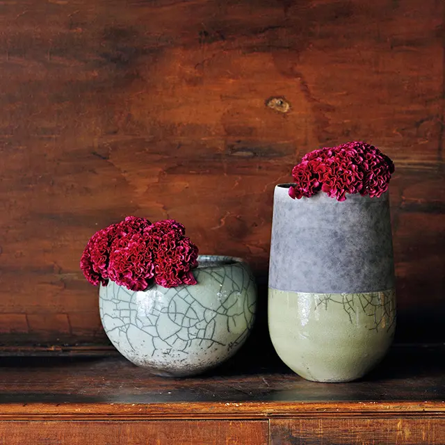 LUND POT 24 ミント（φ24×H17㎝）￥12,500・MINSK VASE 31 スワンプ（φ18×H31㎝）￥11,800／TISTOU TOKYO