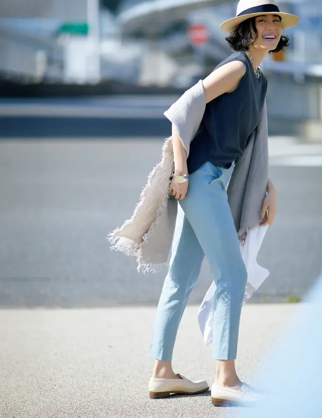 きれい色のパンツを着こなすLIZA