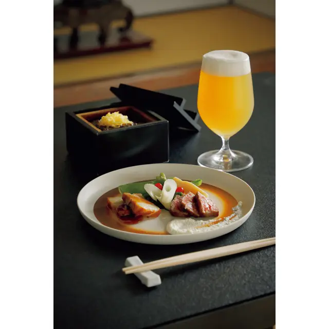 伯爵家農場の柑橘類を使用したクラフトビール「伯爵AL E」を合わせたい。奥は「うなぎのせいろ蒸し」