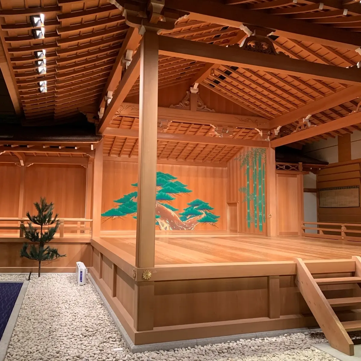 目付柱（演者の目標となる重要な柱）