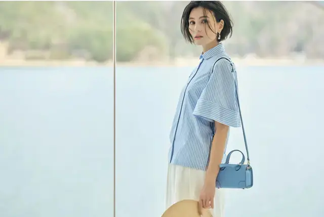 【新ブルーシャツコーデ6選】甘ディテール、短丈、ストライプ柄。着こなしをアップデート！