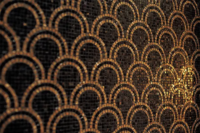 エントランスの壁に広がる精緻なモ ザイク