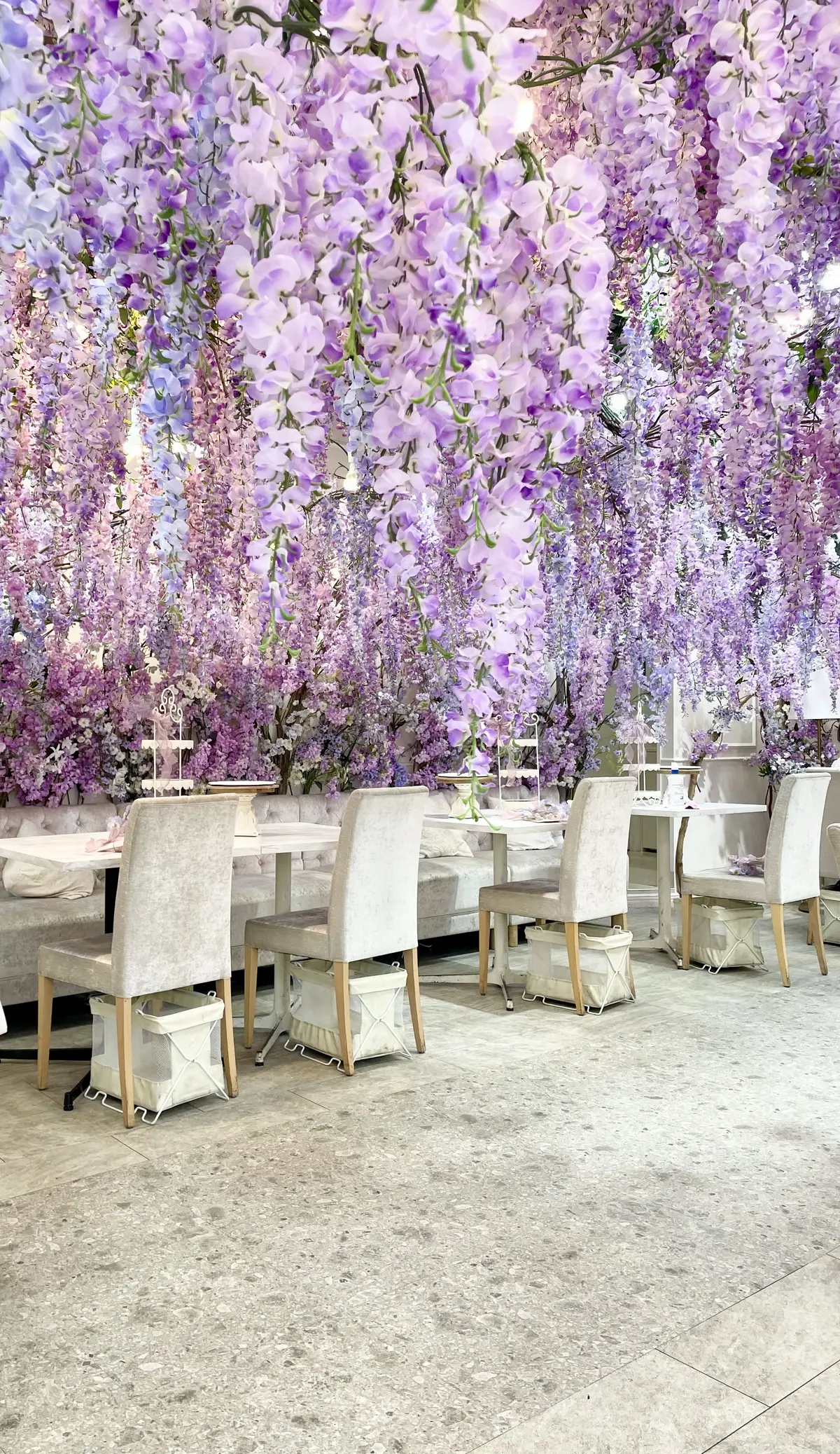 ソファ、テーブル席、Blouse、Skirt、vis、Shoes、shoel mine、スイーツ、パルフェ、パフェ、ケーキ、チョコレート、藤棚、藤、アーティフィシャルフラワー、クロワッサン、スープ、生ハム、オードブル、セイボリー、薄紫、紫色、紫、白、ブラウス、白ブラウス、フリル、フリルブラウス、シースルー、ストライプ、ロングヘア、パープル、purple、カップ、お茶、カフェ、カフェラテ、店内、HAUTE COUTURE • CAFE、HAUTE COUTURE • CAFE表参道、期間限定、Purple Afternoon Tea、オートクチュールカフェ、オートクチュールカフェ表参道、表参道、カフェ、アフタヌーンティー、HAUTE COUTURE CAFE、HAUTE COUTURE CAFE表参道、