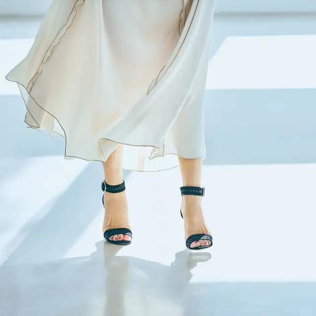 ストラップの太い靴を