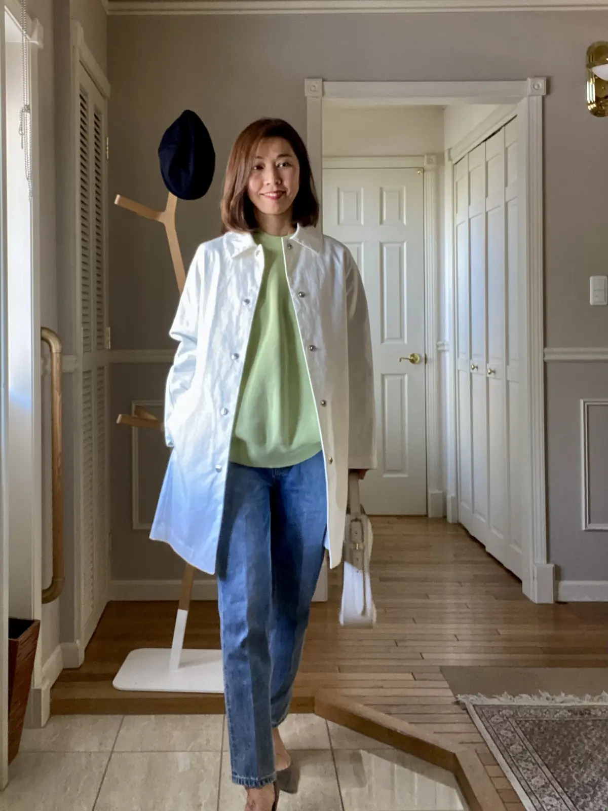 白い春コートのカジュアルコーデの画像_2