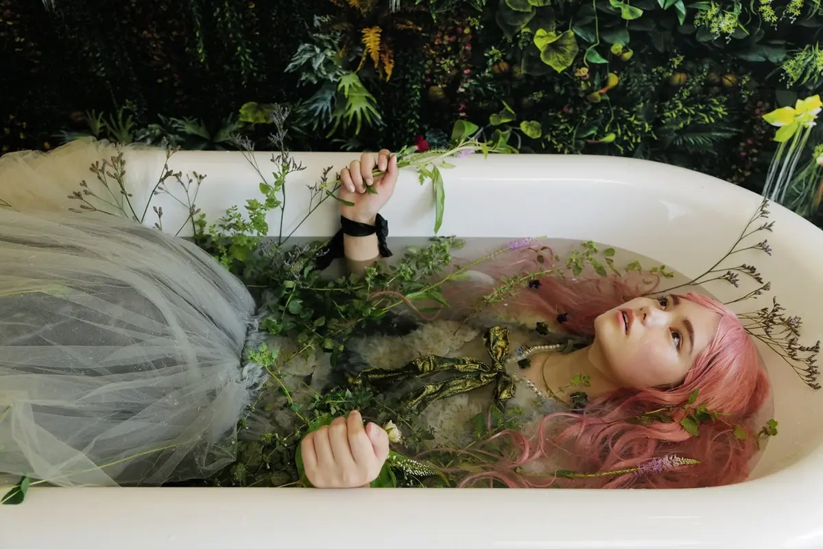 「A girl philosophy -ある少女の哲学」安珠写真展「オフィーリアをミレイはバスタブで描いた」