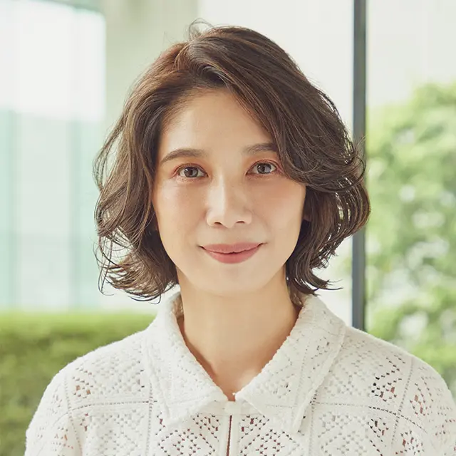 ボリュームアップ、湿気対策など夏の髪悩み解決は、ランダム×大きめカールの得意技