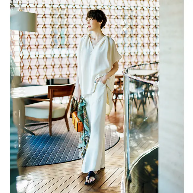 シルクジョーゼットの 繊細なドレープで さりげなく優雅に装う