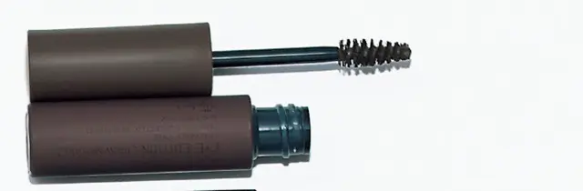 「最近は眉の毛流れを立ち上げたメイクがマイブーム」。 アイエディション アイブロウ 04 ￥1,320／エテュセ