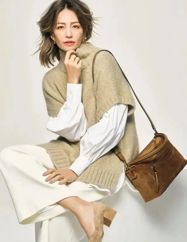 上品に輝くゴールドのラメ糸がベージュトーンの着こなしをこなれたムードへ進化させる