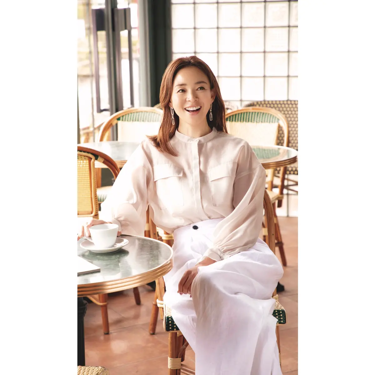 薄ピンクのシアー素材を使ったバンドカラーシャツに白ワイドパンツを合わせたコーディネート　モデル・SHIHO