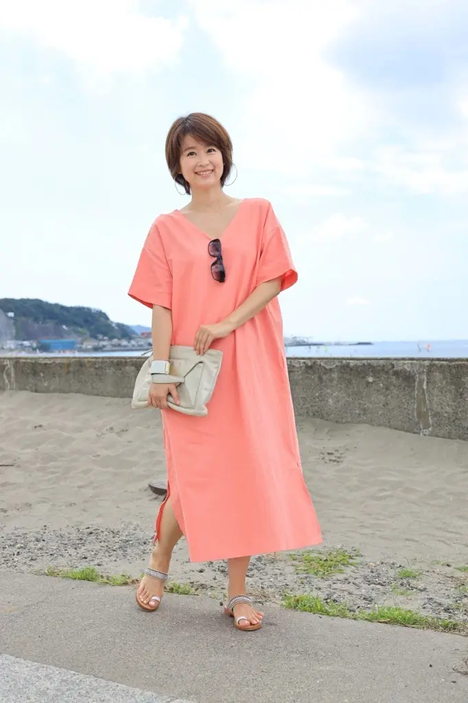 幸せ感あふれるコーラルピンクのワンピースの画像_1