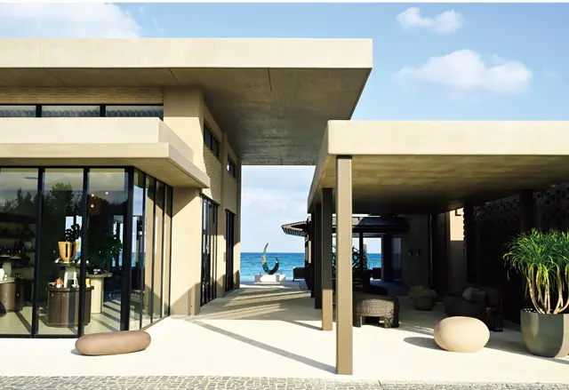 3つのダイニング、バーと、プールがあるメイン棟。クリームやサンドベージュの色構成がスタイリッシュ。