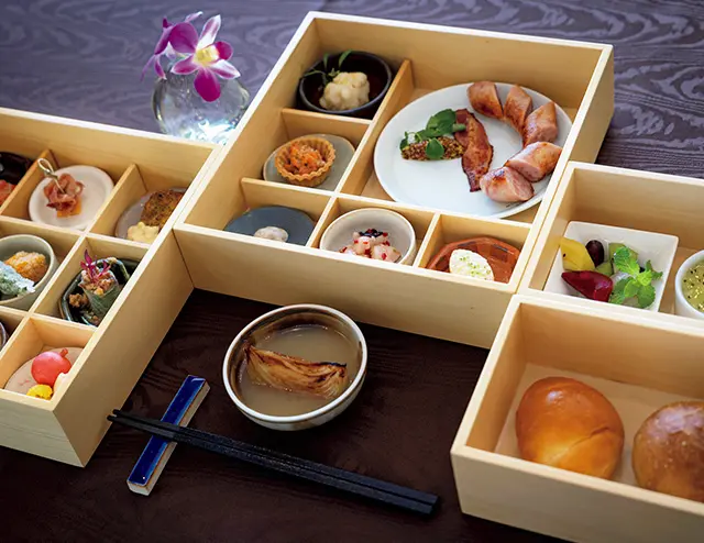 木箱入りの朝食膳も豪華！メイン料理に加え14品もの季節の料理がずらり