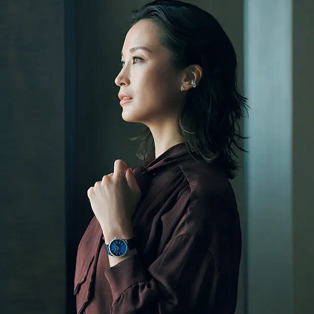 究極のシンプルさの中に唯一無二の存在感を宿す、ミッドナイトブルーの名品