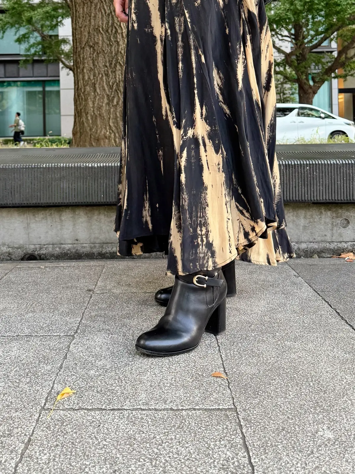 GUコーデ　黒ブーツ　柄ロングスカート　　黒バッグ　ブラックコーディネート
