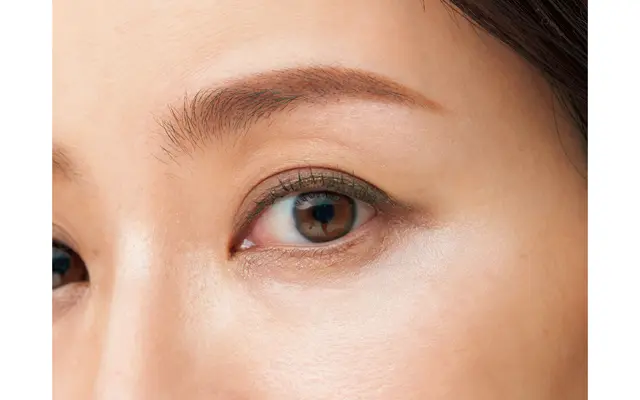 目まわりの印象が沈むのを防ぐため、