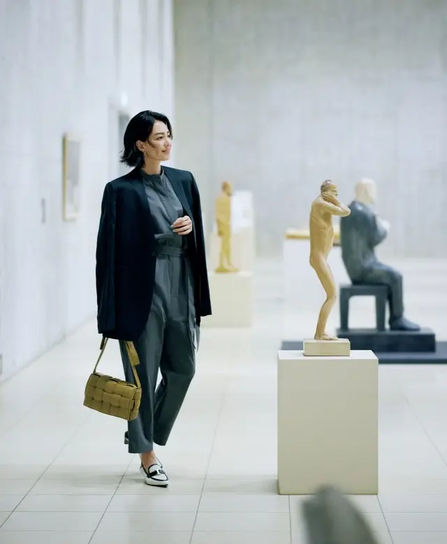 張り素材とバンドカラーでハンサムなイメージを楽しむ