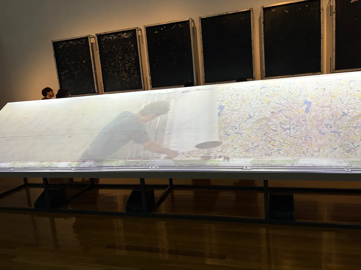 デザインがテキスタイルになる過程を大画面で鑑賞できるコーナー