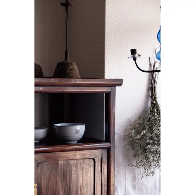 同じボウルでも表情が異なる。白のボウルは韓国のアンティーク¥6,000。昭和20年代の日本のデッドストックや現代作家のものなどもそろう