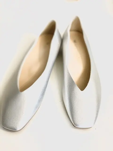 抜け感を演出❗️シルバーVカットシューズの画像_1