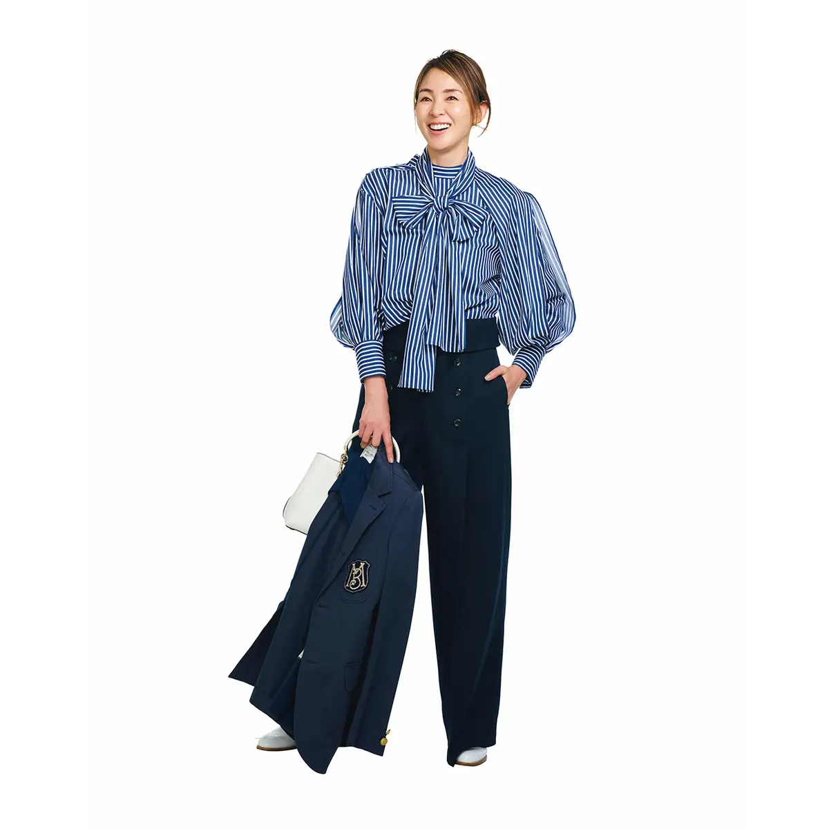 ブルーストライプのボウタイブラウスと紺ブレ、ネイビーパンツのコーデ　モデル・SHIHO