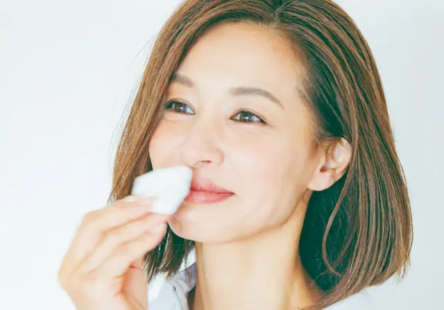 コットンに透明タイプのフェイスパウダーを含ませ、唇の上からのせる