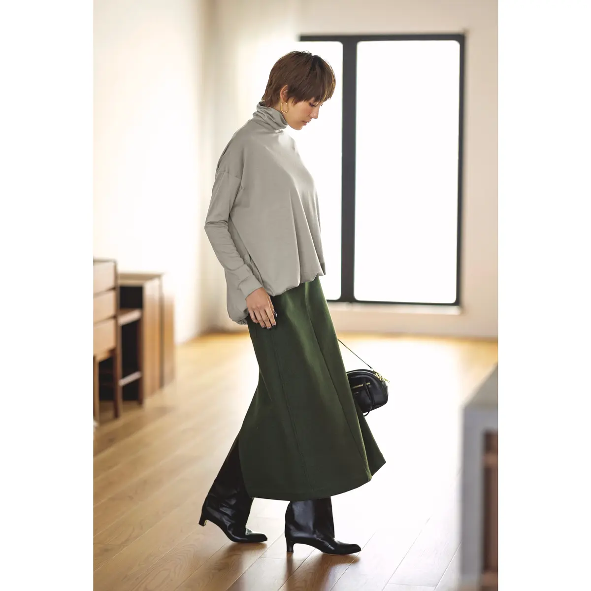 ライトグレータートルトップスとグリーンロングスカートのコーデモデル・LIZA