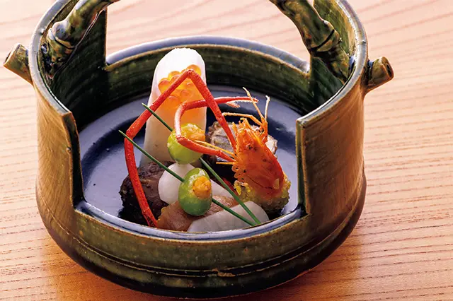 いくらを包んだ千枚漬や焼き 栗、鰻の八幡巻、銀杏のウニ揚げ、 自家製カラスミなど、12月をイメー ジした八寸。