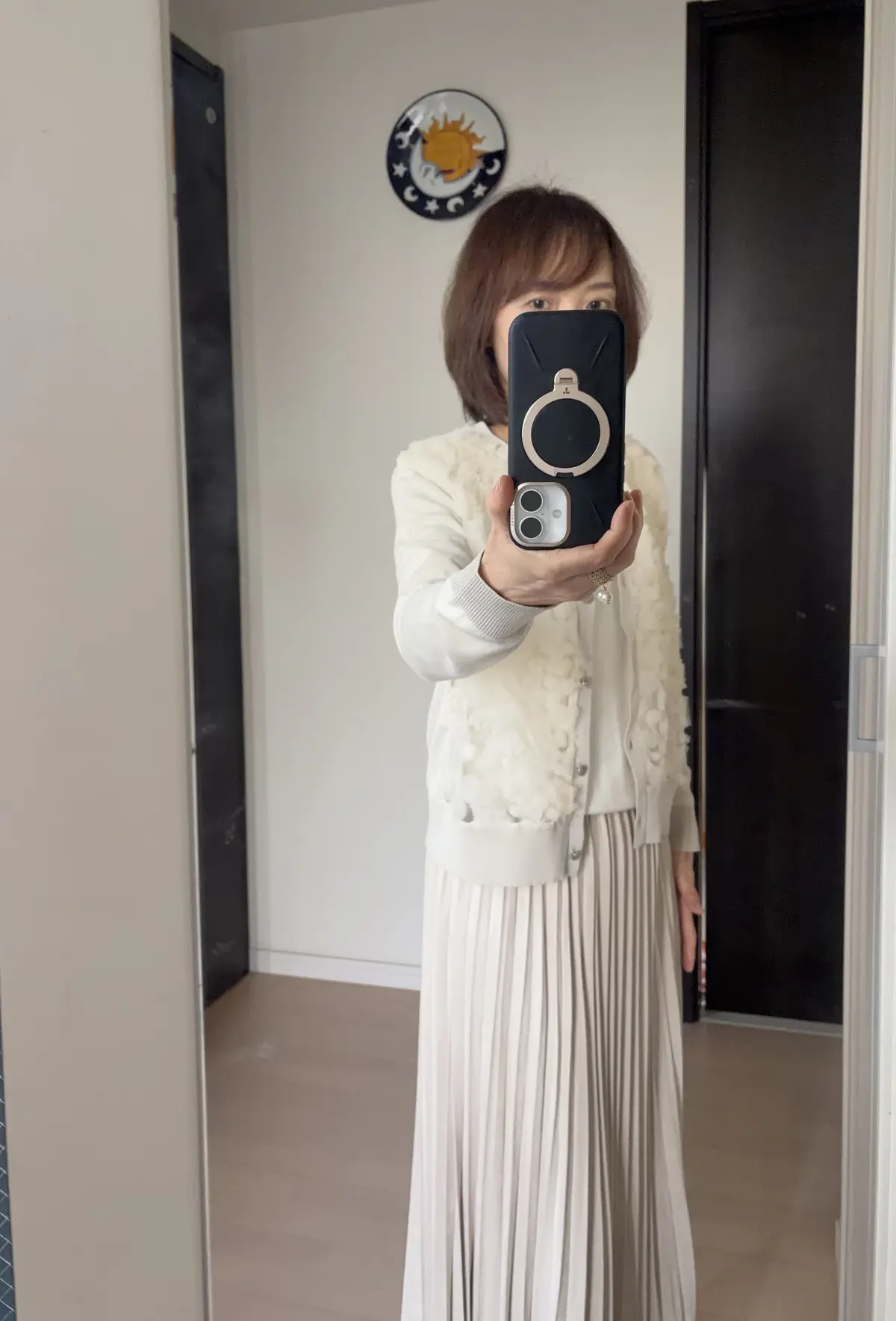 オールホワイトコーデの女性