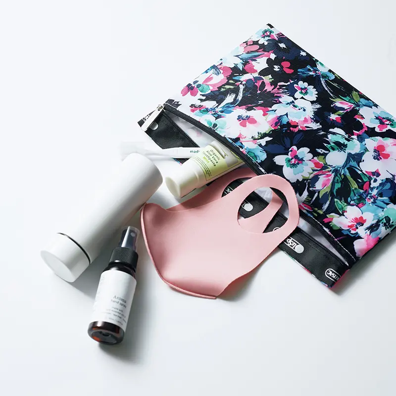 スマホやマスク、消毒スプレーなど、毎日の必需品をポーチにひとまとめに