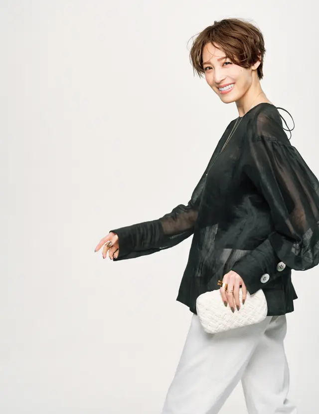 上品な“透け”を味方にすれば黒はもっと優雅になる！