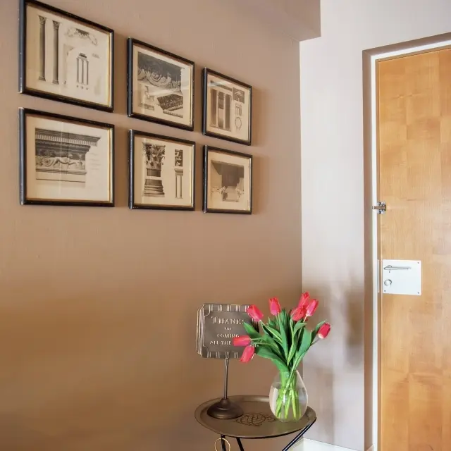 玄関の壁には、建築の細密画を額装したアートフレームを