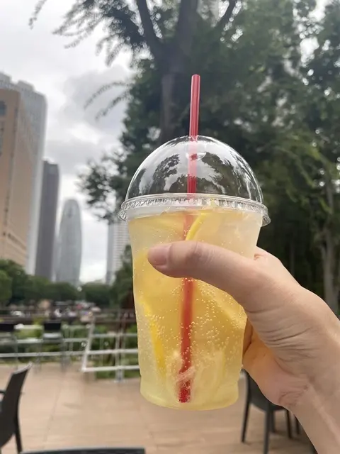 新宿中央公園のキッチンカーのレモネード