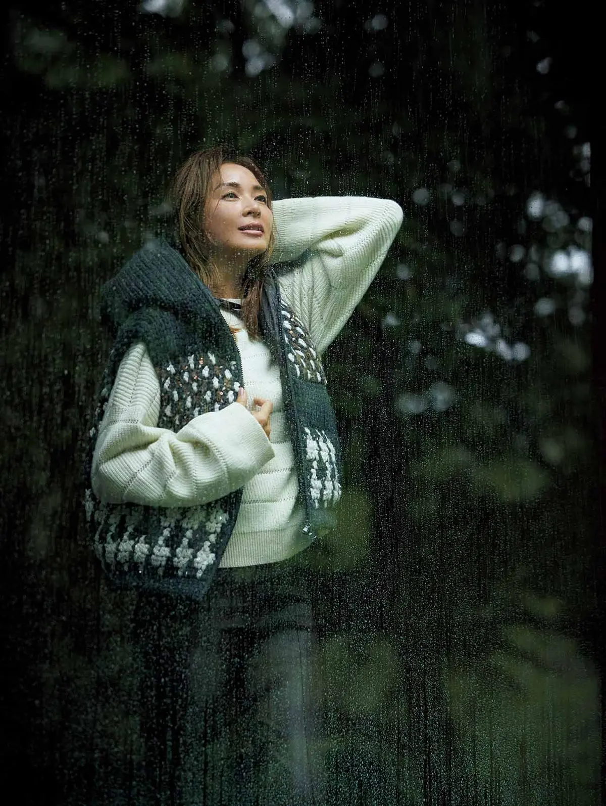 織り模様の入ったニットベストは、特別な休日スタイルに導く スポーティリッチなアイテム