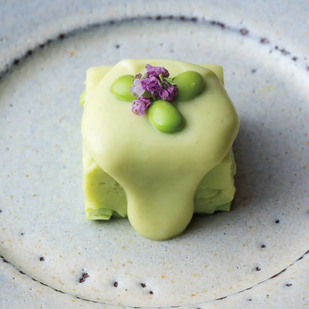 葛とわらび粉で練った豆腐に豆あんがかかる「茶豆豆腐」