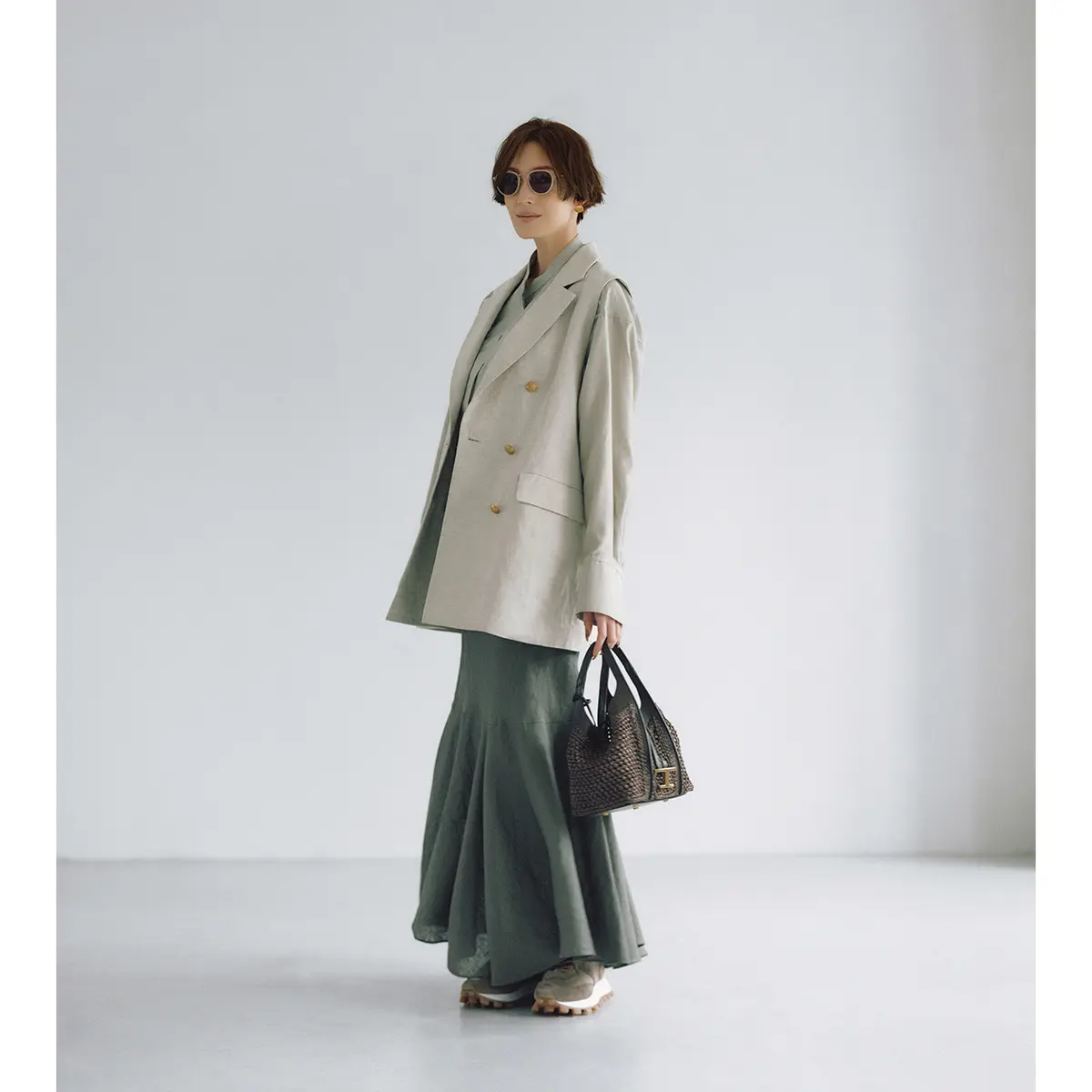 ベージュジレとカーキマーメイドスカートのコーデ　モデル・LIZA