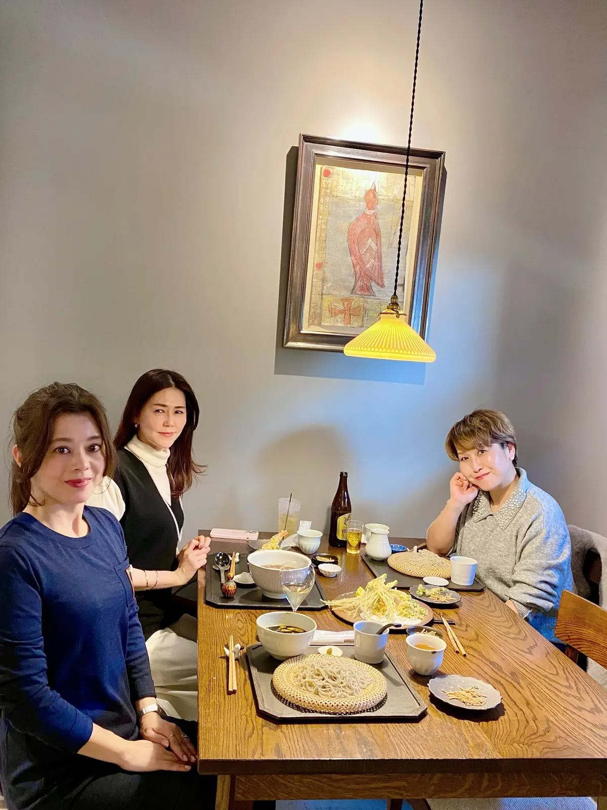 鎌倉「かわ名」のテーブル席で食事をする3人の女性