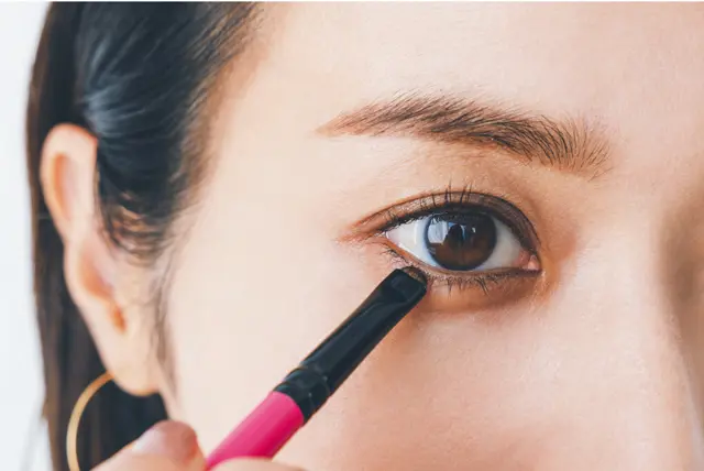 仕込みグレーで自然な彫り深アイに