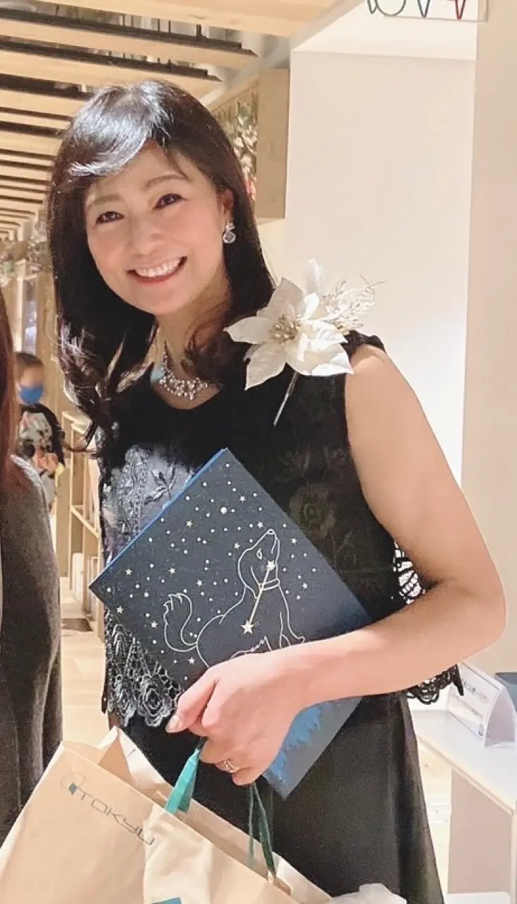 est。エストボディセラム2301。エストボディセラム 2301。マッサージ。ハンドマッサージ。ボディケア。セルフ。セルフケア。セルフマッサージ。セルフエステ。二の腕。マッサージクリーム。美容液。クリーム。美容。アンチエイジング。エニシス。ボブ。ミディアムヘア。ワンカール。黒。ドレス。黒ドレス。黒ワンピース。黒ワンピ。サマードレス。黒レース。コサージュ。白コサージュ。コンサート。アクセサリー。コンサートアクセサリー。衣装。