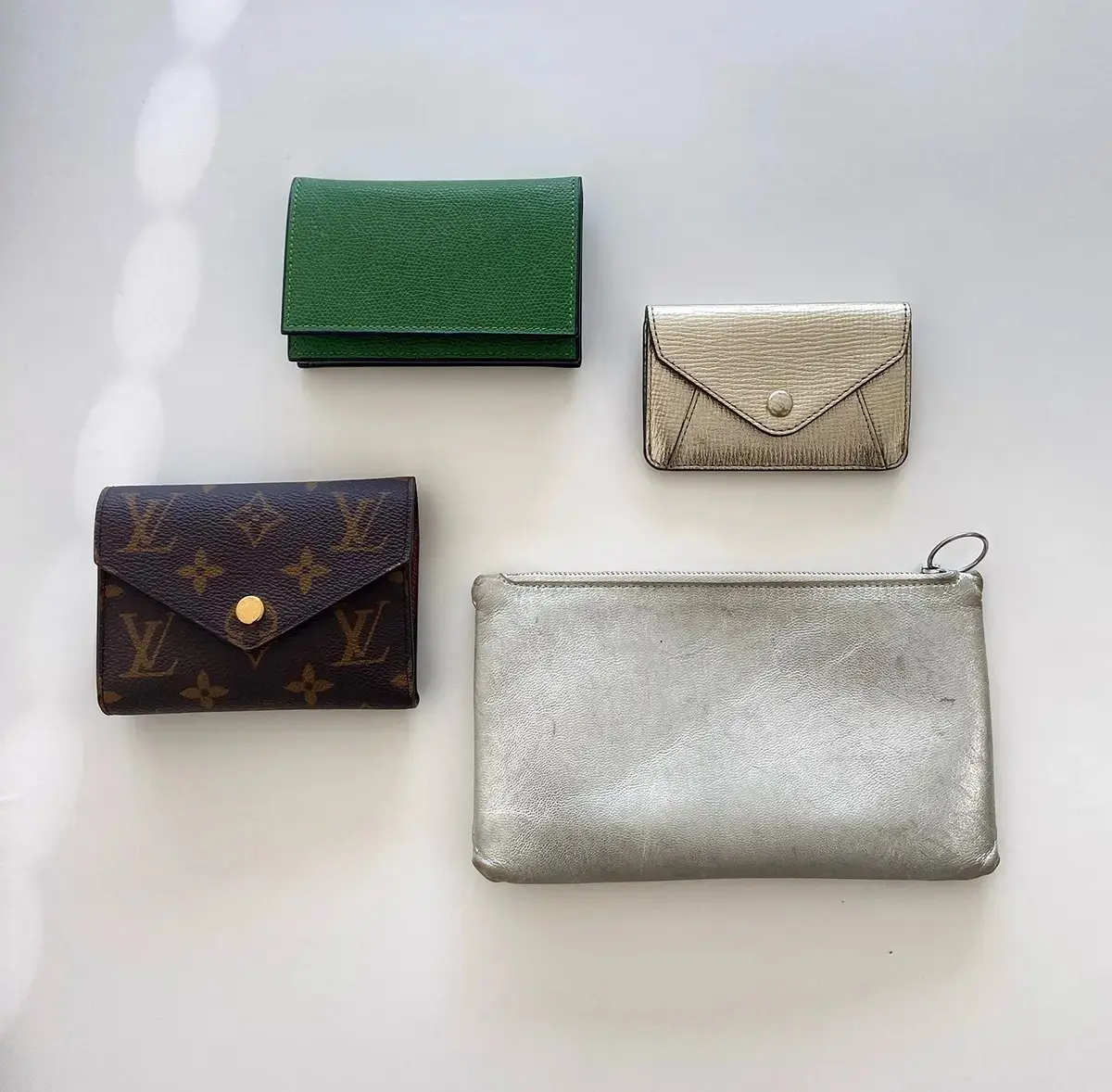 必要なものが最小限にすっきりと収納されたS林のバッグの中身