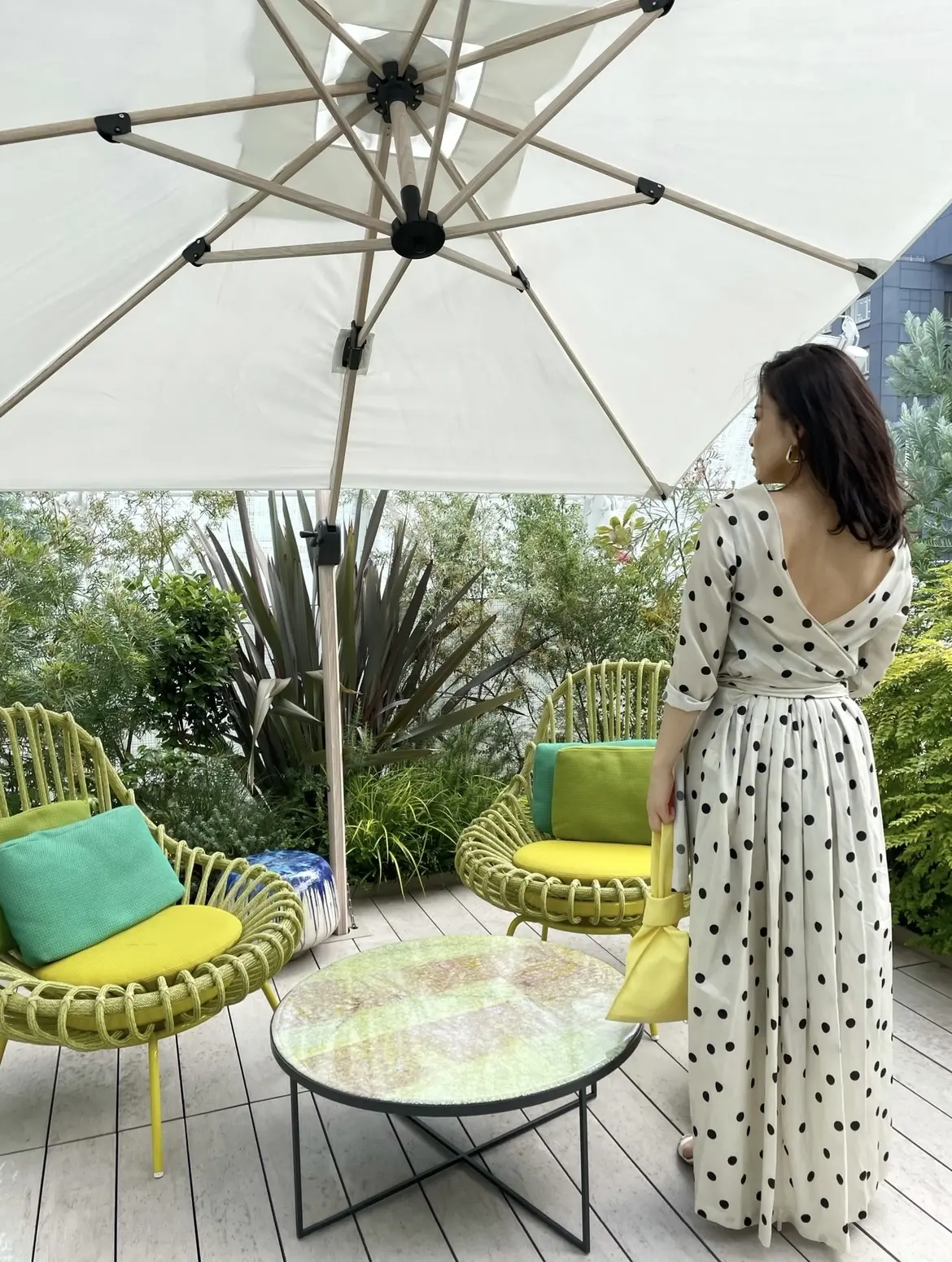 バックシャンなワンピースで過ごす都会のリの画像_4